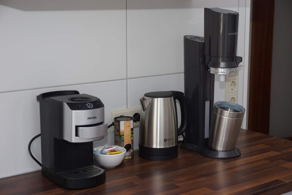 Kuechengeraete Wasserkocher und Kaffeemaschine